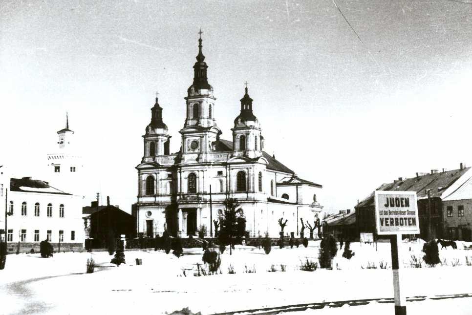 Martyna Musiał W prawym dolnym rogu fotografii znajduje się tablica z napisem zakazującym Żydom wstępu do miasta, fot.