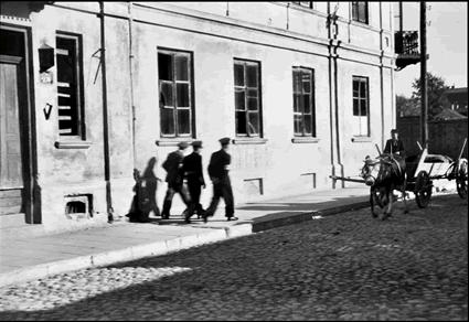 Zarys dziejów ludności żydowskiej w Radomsku Ul. Strzałkowska (dziś, ul. Wyszyńskiego), patrol policji żydowskiej, fot. ze zbiorów MRR W maju 1940 r.