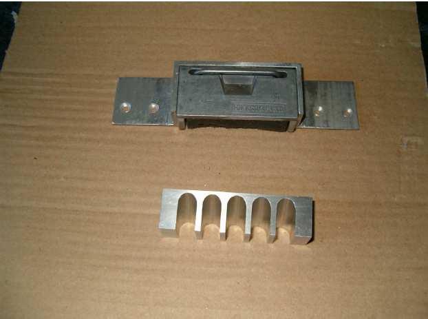 Wypusty: uchylny oraz grzebieniowy, obydwa z aluminium. 2.2.2. Wypust w formie tubusa. Tubus stanowi aluminiowy (lub mosięŝny) walec o średnicy Ø 105 i wysokości 55 mm.