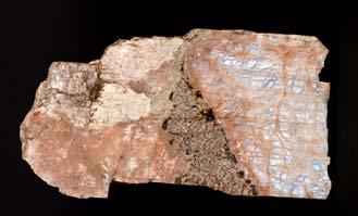 geometrycznych minerałów. Niektóre ze skaleni wykazują niezwykły efekt iryzacji, polegający na pojawianiu się w nich niebieskiego światła podczas obserwacji okazu pod odpowiednim kątem.