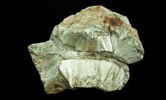 Do takich niepozornych minerałów należy m.in. hornblenda, która występuje we wschodniej części Karkonoszy. Hornblenda jest minerałem zaliczanym do grupy amfiboli. Nazwę nadał jej niemiecki geolog A.G.