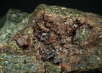 Kolorowe minerały skarnów Wiele mineralogicznych ciekawostek Karkonoszy występuje w skałach nazywanych skarnami.