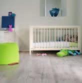 POrady dotyczące wnętrza Baw się kontrastami Jasne akcenty podłogi laminowanej świetnie pasują do pomieszczeń pomalowanych na ciemny kolor, a ciemne podłogi lepiej sprawdzają się we wnętrzach o