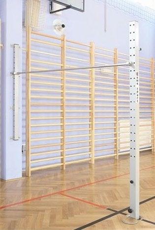 Na zestaw z drążkiem przyściennym składa się listwa naścienna, słup stalowy wykonany z kwadratowego profilu 80 x 80 mm z tuleją montażową oraz drążek wykonany z prętu