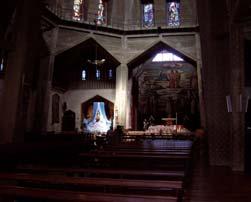 bazylikę Zwiastowania, kościół bizantyjski wybudowany wokół Groty Zwiastowania, kościół Mensa Christi, gdzie znajduje się kamień, który wg tradycji służył jako stół Jezusowi i