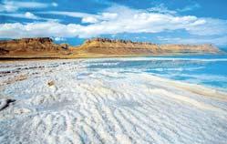 Niespotykane nigdzie wcześniej uczucie da kąpiel w Morzu Martwym. Tu pływa się bez pływania. Woda unosi niby miękki materac.