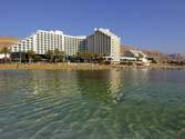 WYPOSAŻENIE Hotel oferuje 215 eleganckich, klimatyzowanych pokoi z balkonem i widokiem na Morze Martwe.