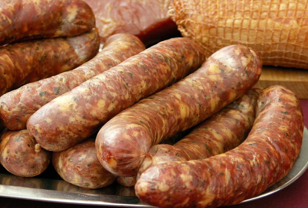 Parówka Chorizo Numer: 5374 Mieszanka aromatów i przypraw typu Myśliwska Debreczynki Numer: 3433 Aromat mięsa, papryki słodkiej i ziół PASZTETY Pate Combi Numer: 0206 Kompletny preparat