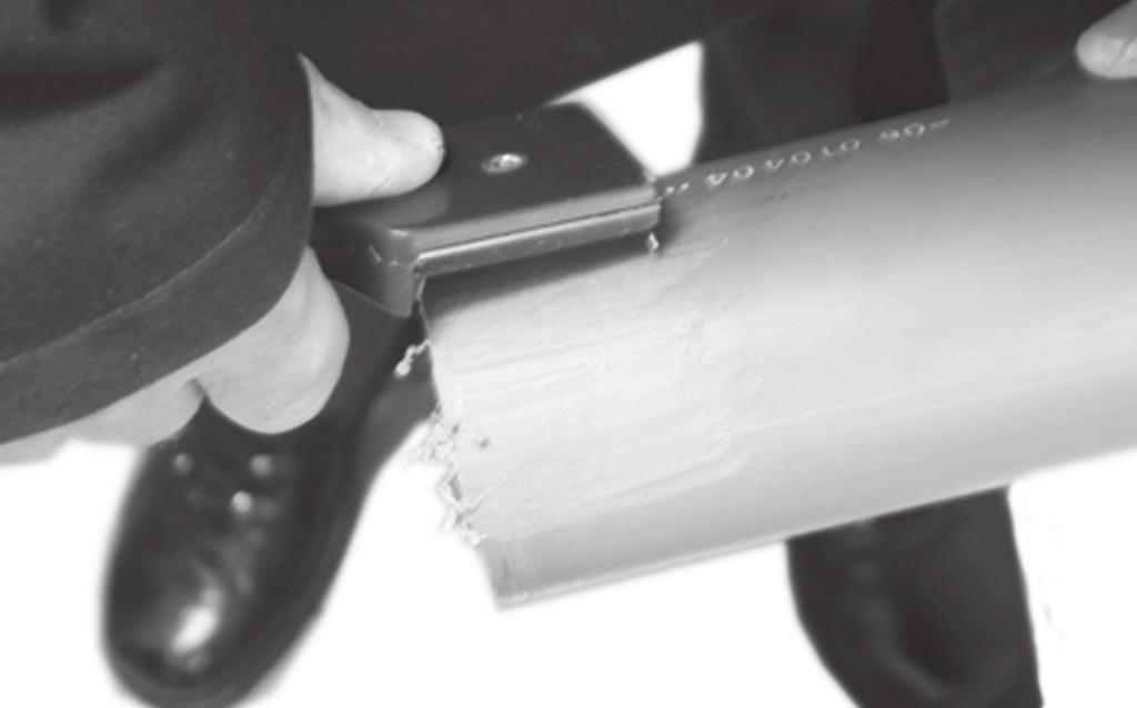 Utnij rurę koncentryczną na odpowiedniej długości przy pomocy obcinarki w sposób pokazany poniżej.