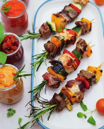 Szaszłyki z nutą rozmarynu 250 g rostbefu 2 piersi kurczaka 1 cukinia 1 zielona, 1 czerwona, 1 żółta papryka 2 czerwone cebule Ajvar ostry Podravka Relish Podravka Papryka w musztardzie Podravka