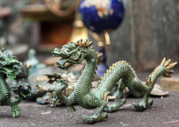 Trasa Nefrytowego Smoka 13 dni Pekin Xi an Zhujiajiao Szanghaj Kanton Hongkong Makau Uczta dla duszy i ciała smakowanie aromatycznych dań różnych rejonów Chin 1 dzień Wylot z Warszawy Spotkanie z
