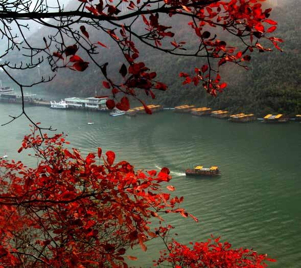 Chiny z rejsem po Jangcy i Hongkong 18 dni Pekin Xi an Chongqing Yichang Zhujiajiao Szanghaj Guilin Yangshuo Kanton Makau Hongkong Majestatyczna rzeka Jangcy pośród wielu innych atrakcji Chin 1 dzień