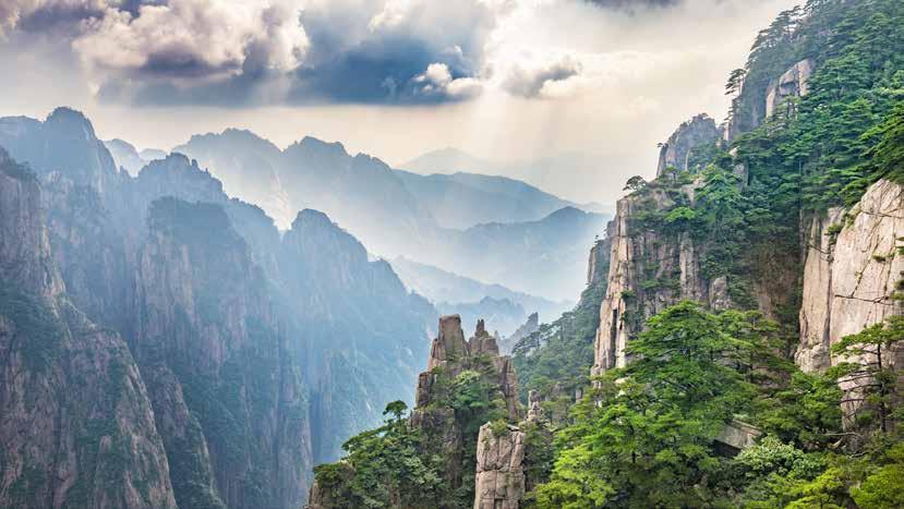 Trasa Krajobrazowa 15 dni - Żółte Góry (Huangshan) 1 dzień Wylot z Warszawy Spotkanie z pilotem i grupą na lotnisku Chopina w Warszawie. Przelot do Szanghaju z przesiadką.