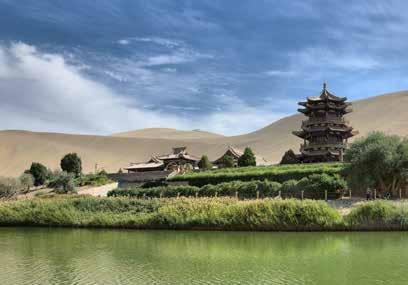 Chiny Zachodnie Uzbekistan Dunhuang ostatniej na Jedwabnym Szlaku stacji przed rozległą pustynią Takla Makan (ok. 5 godz.). Nocleg w Dunhuang.