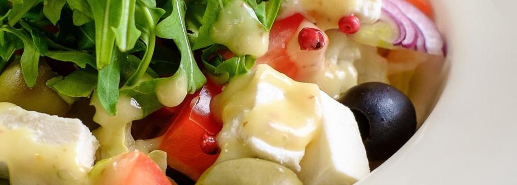 Sałatki Grecka z dużymi kawałkami warzyw, oliwkami i serem feta Cezar z grillowaną piersią z kurczęcia podana na sałacie rzymskiej w