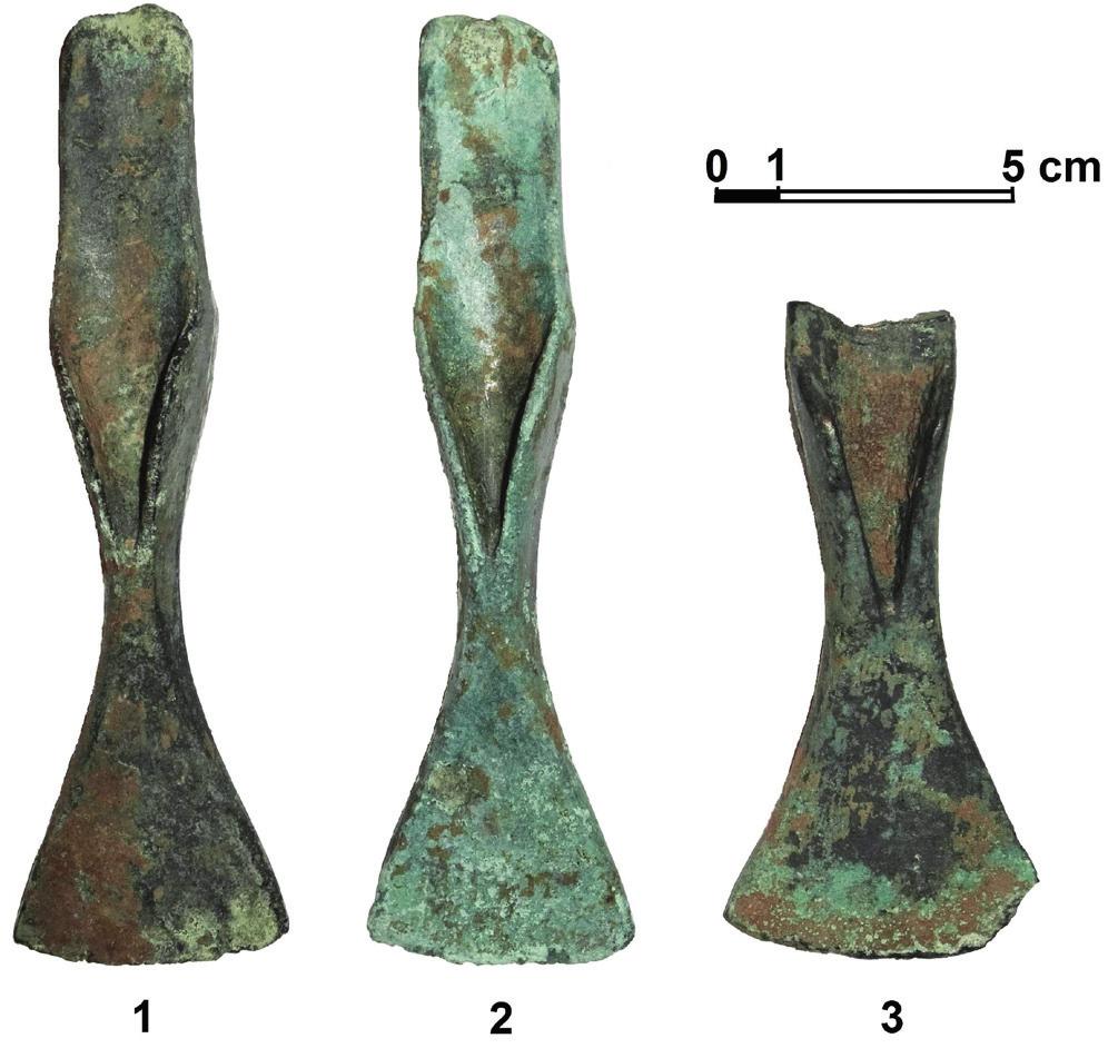 Bronze Age Hoard of Axes Found in Oficjałów, Opatów Commune, Świętokrzyskie Voivodeship 279 Fig. 3. Hoard of bronze axes from Oficjałów, Opatów district, Świętokrzyskie Voivodeship. Photo M.