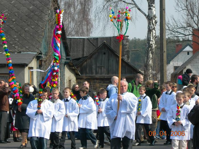 konkursów na najładniejszą palmę. Konkurs z biegiem lat rozwijał się obejmując cały region Puszczy Zielonej a sam przegląd przerodził się w dużą imprezę folklorystyczną.