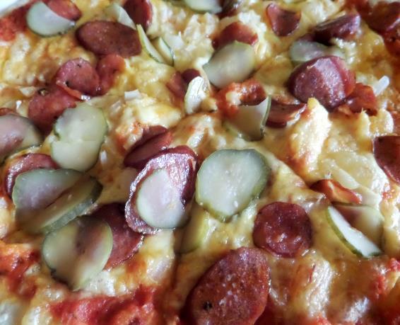 Bankiecik na każdą okazję Pizza 32cm ( 2 lub 4 kawałki na osobę) dowolne smaki Sałatka nicejska( zielona sałata, pomidor,