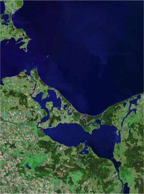 Morze Bałtyckie Zatoka Pomorska Zalew Szczeciński Zalew Szczeciński, stanowiący część estuarium Odry, jest rozległym akwenem przymorskim. Powierzchnia: 687 km 2. Średnia głębokość: 3,8 m.