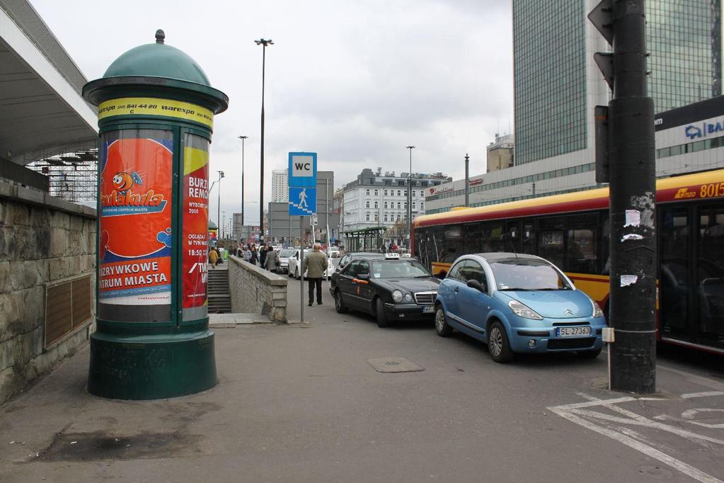 (nieprawidłowo) w obrębie przystanku, na żółtej linii przystankowej.