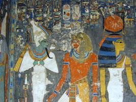 po lewej: Horemheb pomiędzy Ozyrysem a Hator, Nowe
