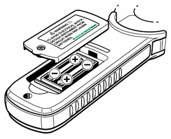 UWAGA Baterie należy wymieniać zawsze na nowe i tego samego typu, wszystkie jednocześnie. Podczas wymiany baterii należy zwrócić uwagę na oznaczenia związane z kierunkiem polaryzacji.