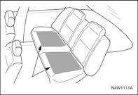 Mocowanie fotelika dziecięcego z dolnymi zaczepami Aby zamocować fotelik dziecięcy przystosowany do montażu za pomocą dolnych punktów mocowania: 1.