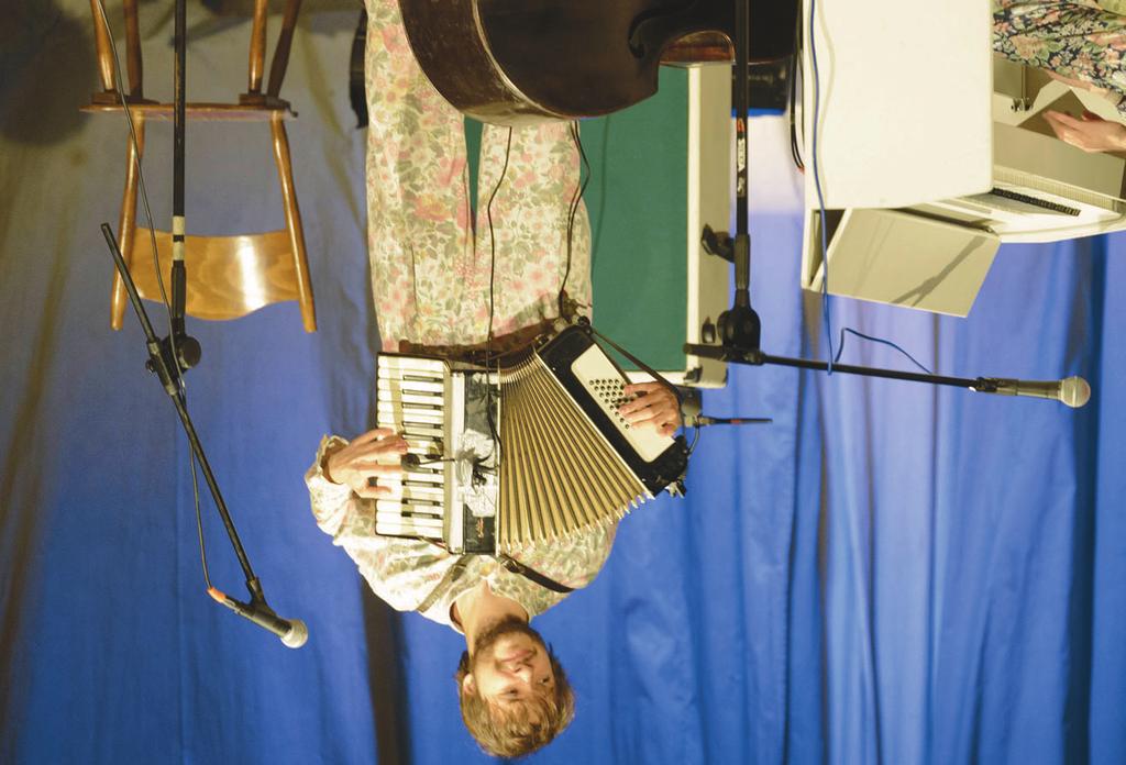Ze wzglêdu na kapryœn¹ czwartkow¹ pogodê wieczorny koncert Zespo³u Cieœni i Tañca przeniesiono z zamkowego dziedziñca do Bytowskiego Centrum Kultury.
