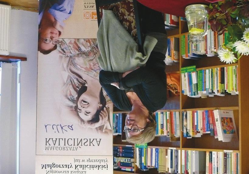 Spotkanie z Ma³gorzat¹ Kaliciñsk¹ odby³o siê w czytelni dla doros³ych Biblioteki Miejskiej w Bytowie. Na spotkaniu z autork¹ Domu nad rozlewiskiem w Bibliotece Miejskiej 27.09.