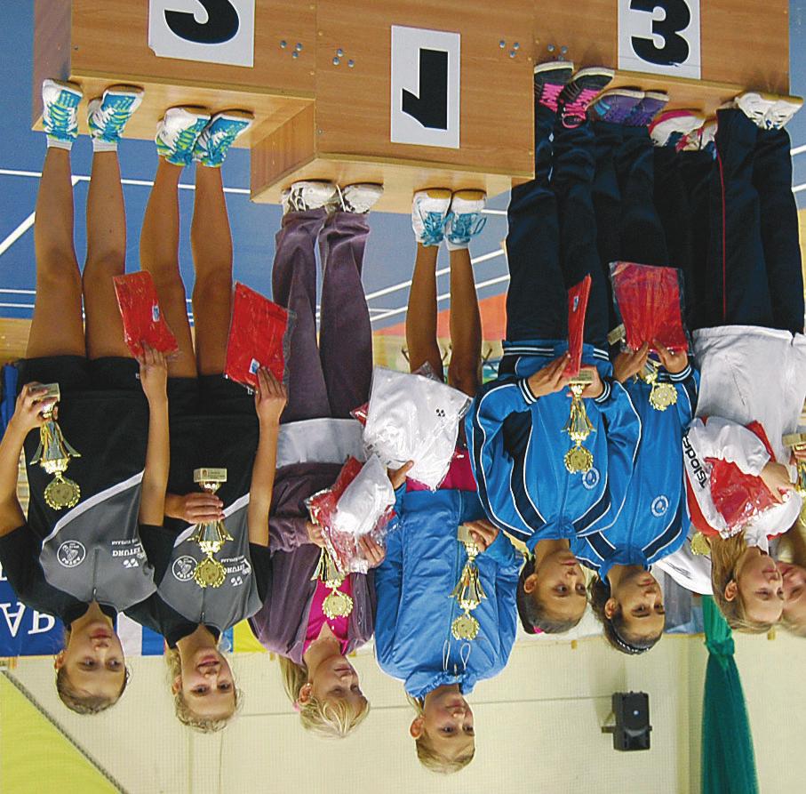 30 SPORT BADMINTON PUCHAR GÓR ŒWIÊTOKRZYSKICH Bytowska para na 2 miejscu Laura Bujak i Anna Duda dotar³y do fina³u gry podwójnej m³odziczek m³odszych w miêdzynarodowym turnieju w Suchedniowie.