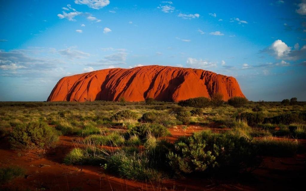 Miejsca z których słynie Australia Ayers Rock/Uluru - To jeden z największych i najbardziej znanych monolitów skalnych na naszej planecie, zbudowany z charakterystycznego czerwonego piaskowca.