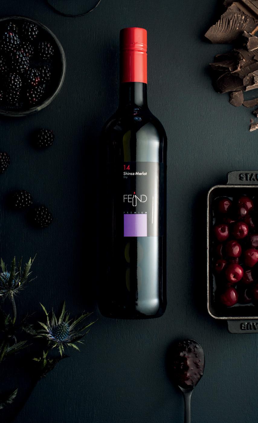 22 1 L=30,65 aromaty: wiśni jeżyny ciemnej czekolady dżemu truskawkowego Shiraz - Merlot Cuvée 2014, Feind Lajos Wino: