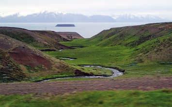 Docieramy do jeziora Myvatn i zwiedzamy jego okolice.