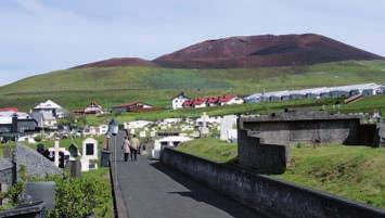 Jedziemy przez Reykjavik i docieramy do hotelu Viking w miejscowości Hafnarfjordur. Po całodziennej podróży oraz kolacji udajemy się na zasłużony wypoczynek.
