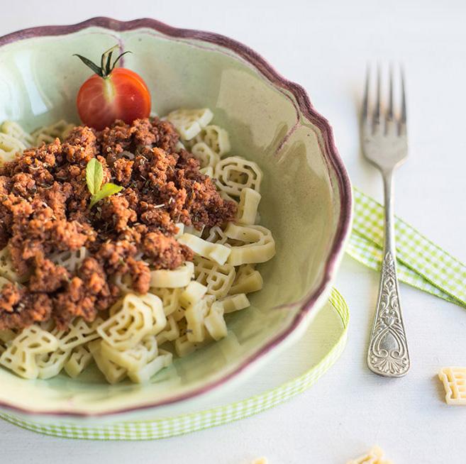 Małe dziecko (2 lata+) MAKARON Z MIĘSKIEM Składniki 100 g chudej, mielonej wieprzowiny 1 łyżeczka oliwy z oliwek 2-3 łyżki wody 25 g posiekanej, małej cebuli 50 g pomidora obranego ze skóry i