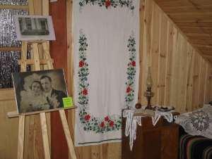 Dwa wiszące obok siebie Matka Boża Płacząca i Jezus w koronie cierniowej mają współczesne ramy wykonane na wzór starych, natomiast wiszący samotnie obraz Matki