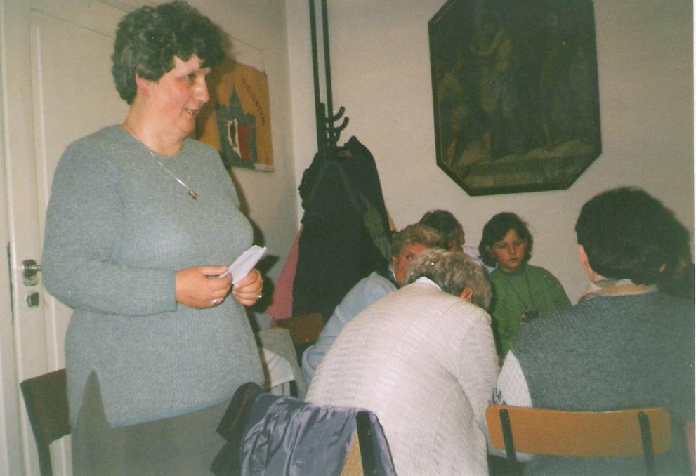 Animatorka AM w Tyńcu Janina Janik VI Dzień Wspólnoty AM w Krzeszowie 22 czerwca 2002 roku Pod hasłem Wypłyń na głębię odbył się w Krzeszowie VI Dzień Wspólnoty AM, w którym wzięło udział ok.