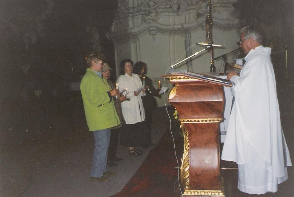 Uroczyste wstąpienie do AM członków grupy modlitewnej z Mirska. VIII Dzień Wspólnoty AM w Krzeszowie 19 czerwca 2004 roku W związku z peregrynacją w naszej diecezji relikwii św. Stanisława i św.