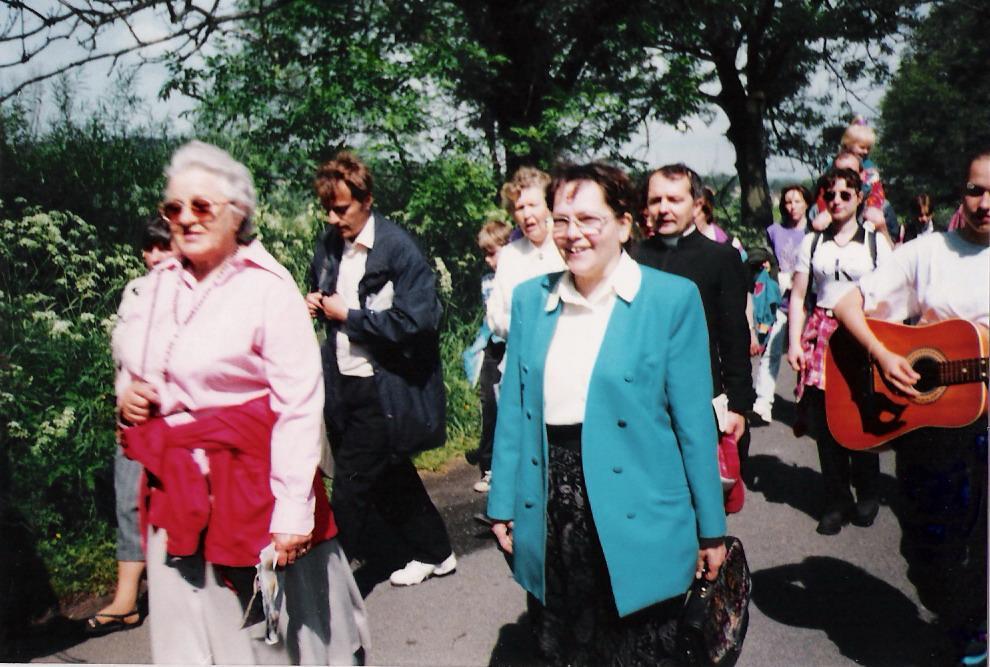 I Dzień Wspólnoty AM w Krzeszowie 21 czerwca 1997 roku Organizując pierwszą pielgrzymkę AM do Krzeszowa z udziałem zaprzyjaźnionych grup chcieliśmy podziękować Panu Bogu i Matce Najświętszej za