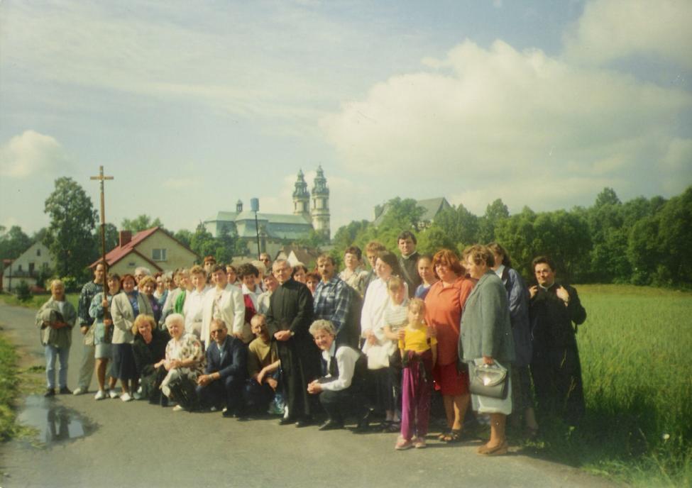 Rodzinna fotografia podczas pieszej pielgrzymki z Kamiennej Góry do Krzeszowa.