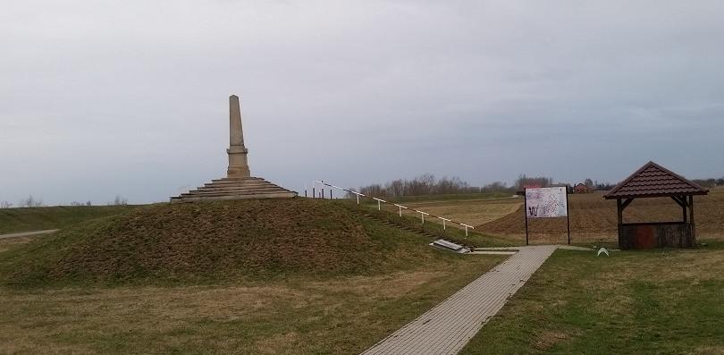 Rozdział 4 OPIS ELEMENTÓW ŚRODOWISKA W OTOCZENIU PRZEDSIĘWZIĘCIA Fot 1 Kopiec z pomnikiem i cmentarz z 1809 roku Fot 2 Kamień z pamiątkową tablicą 410 LUDNOŚĆ Kontrakt na roboty 3B2, to inwestycja