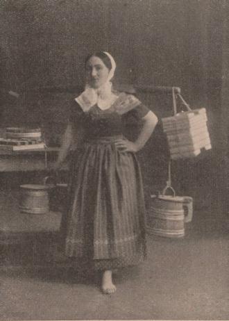 Opis stroju z ok. 1850 r. ( )spódnica z ciemnoniebieskiej tkaniny wełnianej, u dołu czerwony rąbek szerokości ok. 20 cm.