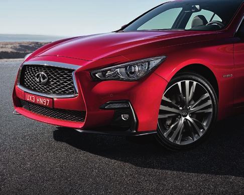 INFINITI Q50 zachwyca jeszcze bardziej wyrazistymi liniami oraz sugestywnymi przednimi i tylnymi reflektorami, dzięki