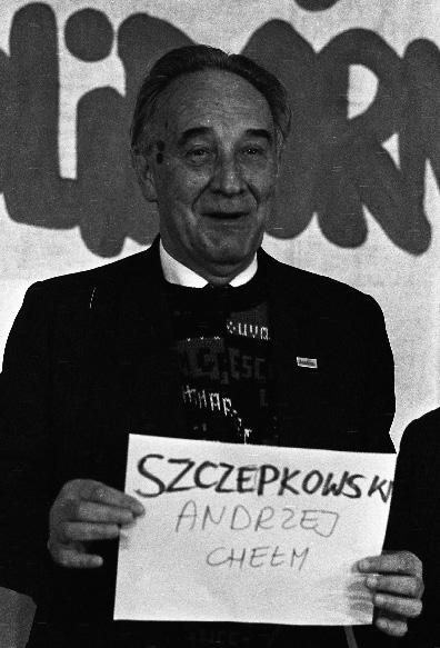 392 Adam Cherek na. Na tło przygotowano transparent z napisem: SOLIDARNOŚĆ.