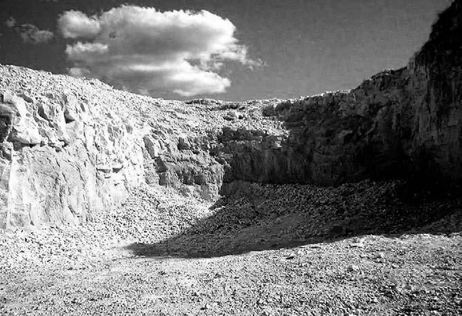 Górnictwo odkrywkowe ochrona środowiska geoturystyka rzystanie, polegające na wykorzystaniu istniejących terenów pogórniczych, m.in.
