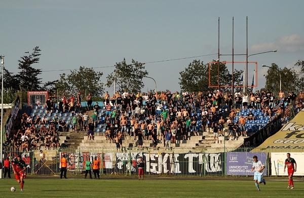 Następny wyjazd to już inauguracja sezonu, mecz z naszymi braćmi z Nowego Sącza, na to spotkanie udajemy się samochodami. Na sektorze melduje się nas ok. 180 osób.