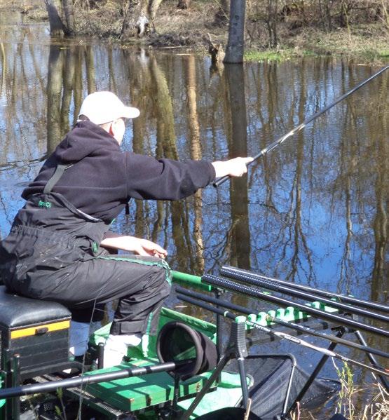 3000 CARPES 3000 SURFACE ZAĘTY Drobne zanęty o anyżkowym smaku i z odrobiną kleju. Ich efekt smużący tworzy chmurę interesującą dla drobnych ryb, płotek, uklejek i kiełbi.