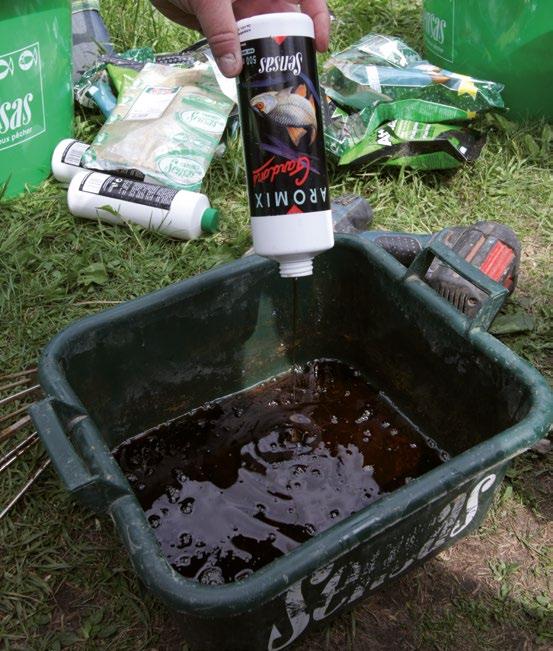 ATRAKTORY W PŁYIE ATRAKTORY W PŁYIE ZAĘTY Dodane do rodziny Aromixów mocne atraktory karpiowe o różnych smakach. Dodawaj je do wody, którą nawilżasz zanętę.