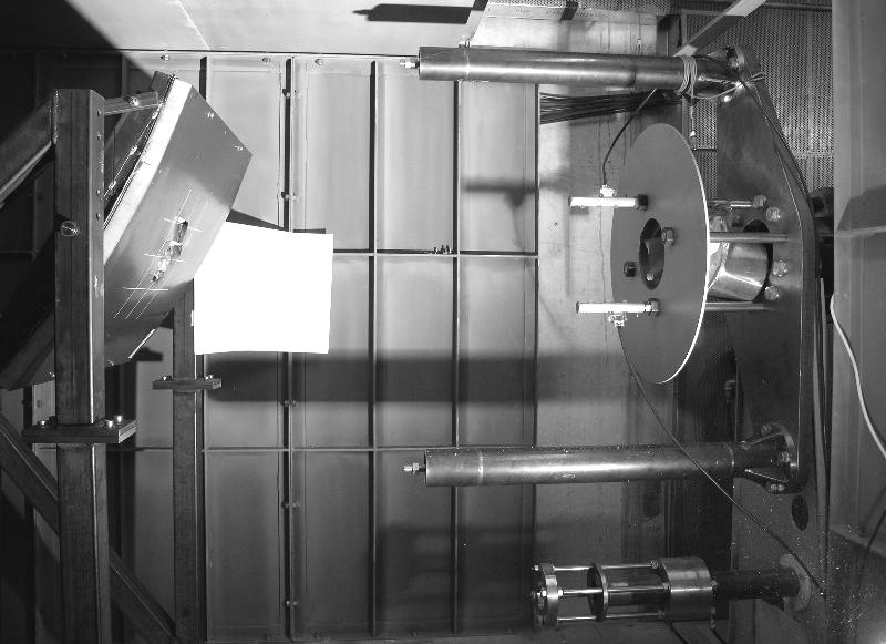 2-2012 PROBLEMY EKSPLOATACJI 223 mowym obiektom prędkość 250 m/s. System o kalibrze 60 mm (rys. 10a) ma lufę o długości 5 m, w której obiekty o masie 0,2 kg osiągają prędkość 250 m/s.