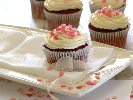 Babeczki Red Velvet 45 minut Łatwe 25 minut 180 C Kostka do pieczenia Kasia - 180 gramów jajko - 2 sztuki aromat waniliowy - 1 łyżeczka sól - 1 łyżeczka mąka pszenna - 400 gramów cukier drobny - 315